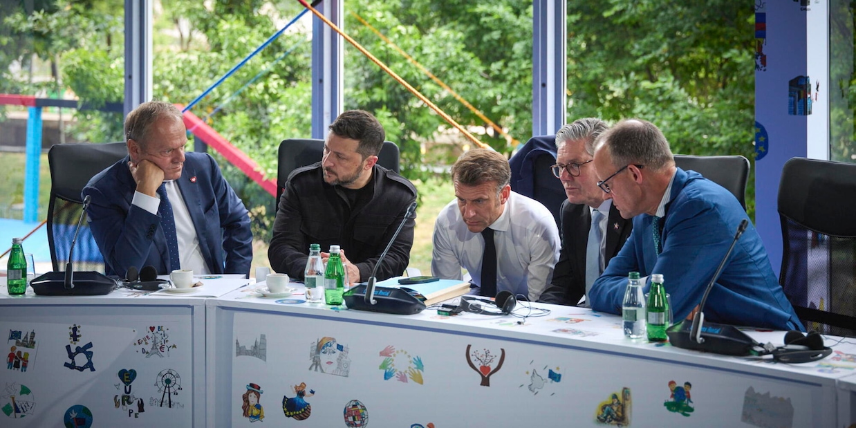 
            
            Media, telefonata urgente Starmer-Macron-Merz con Zelensky
          