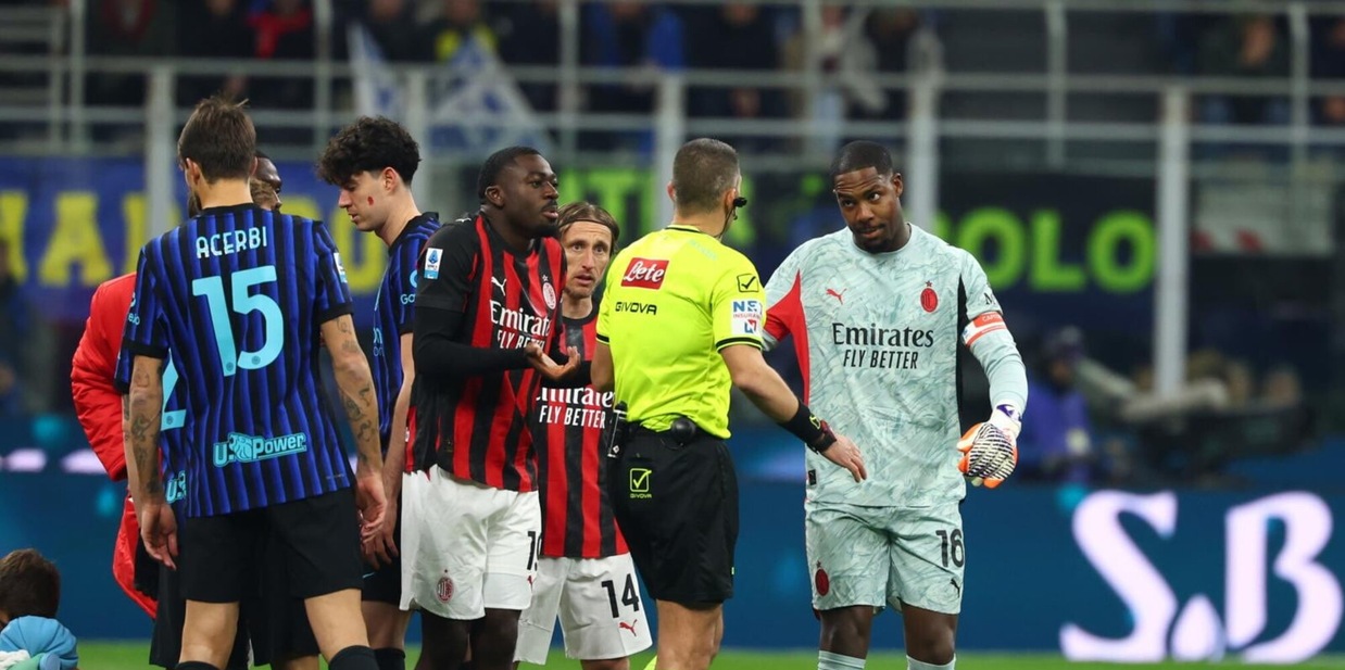 Moviola Inter-Milan, Sozza un derby opaco: difficile capire i cartellini