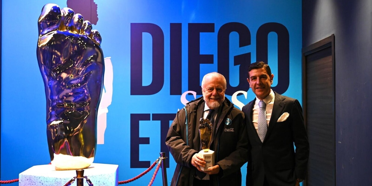Il mancino di Maradona torna a Napoli: presentata la scultura dedicata al Pibe