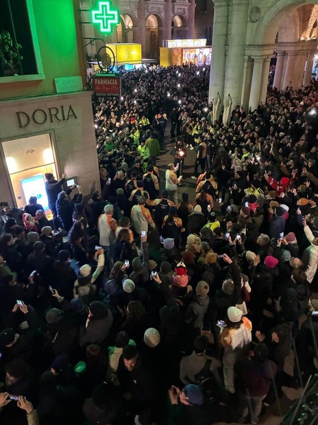 
            
            Milano Cortina -17: oltre 50mila a Vicenza per la fiaccola
          