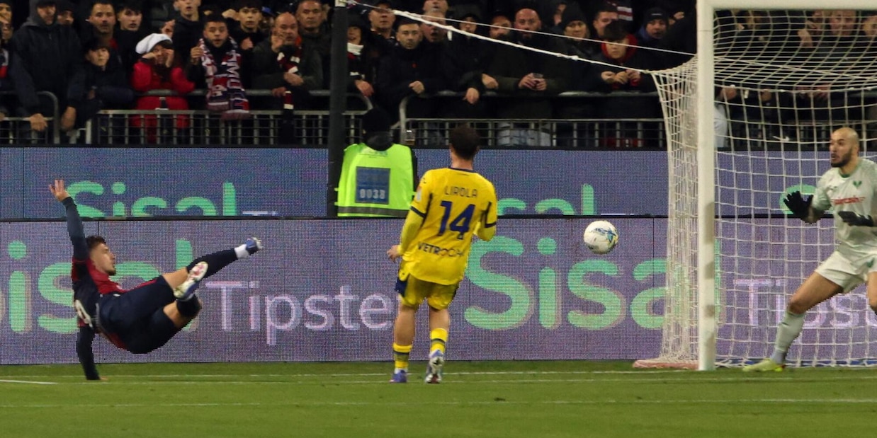 Il Cagliari travolge il Verona per 4-0 e vede la salvezza: che gol di Kilicsoy