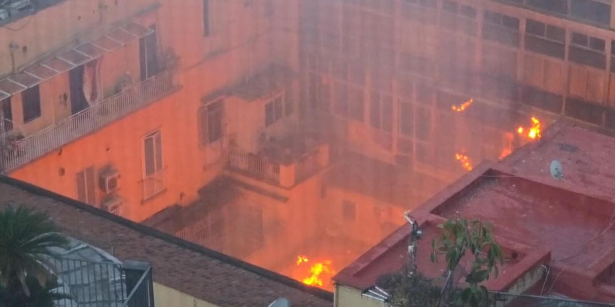 Incendio al teatro Sannazzaro di Napoli: persone intossicate e danni ai palazzi