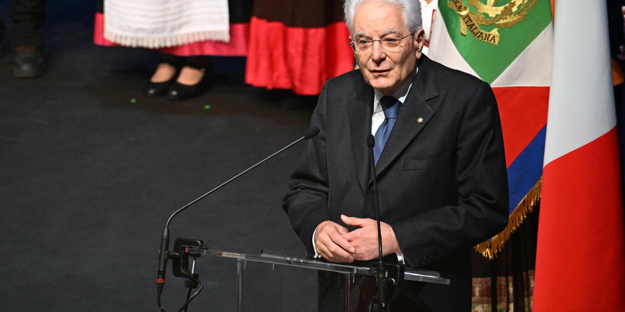 
            
            Mattarella, serve rispetto vicendevole tra le istituzioni
          