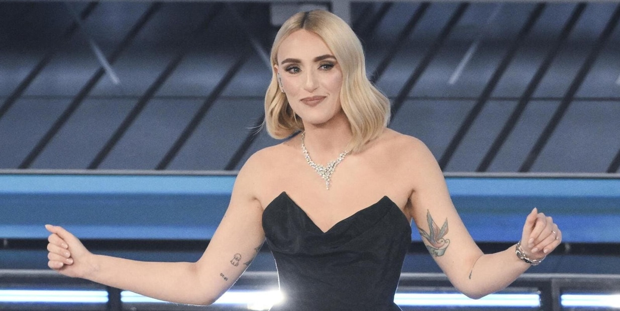 Mara Sattei canta a Sanremo 2026, imprevisto in diretta: perché c'entra la Roma