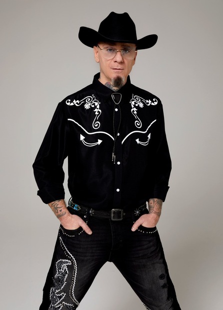 
            
            J-Ax esplosivo a Sanremo, strali contro Ice, Trump e Governo
          