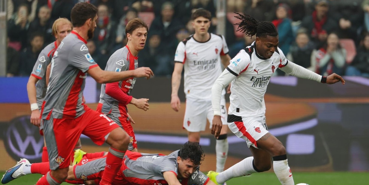 Milan, Pavlovic e Leao salvano Allegri nel finale: Cremonese battuta e Inter a +10