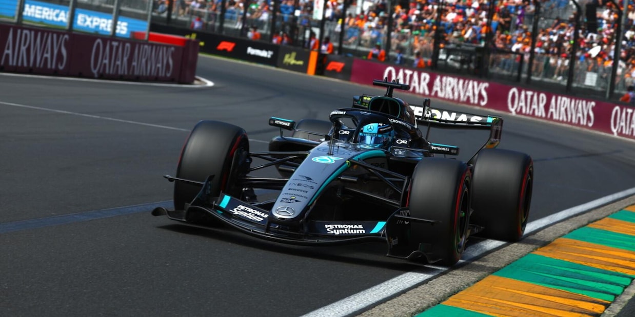 Formula 1, Russell in pole in Australia: Ferrari lontane, Verstappen fuori