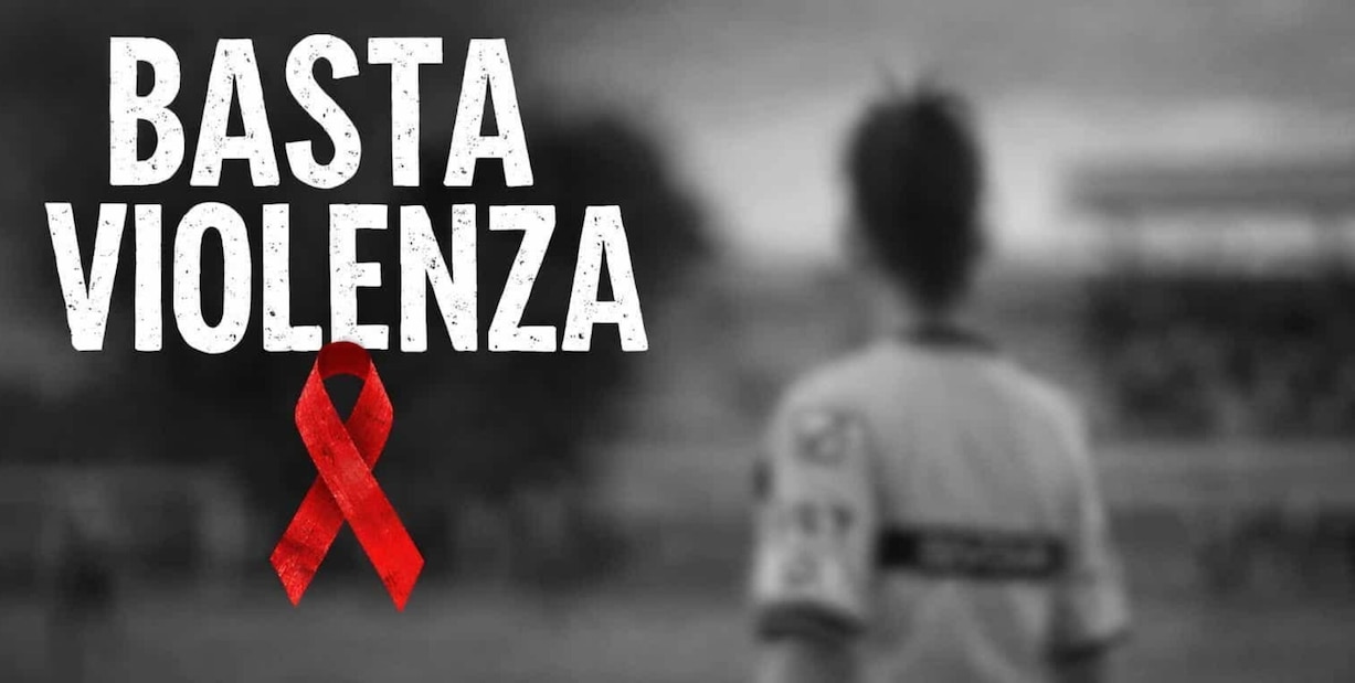 Aggressione shock all'arbitro donna di 17 anni. L'Aia: "Superato ogni limite di civiltà sportiva e umana" 