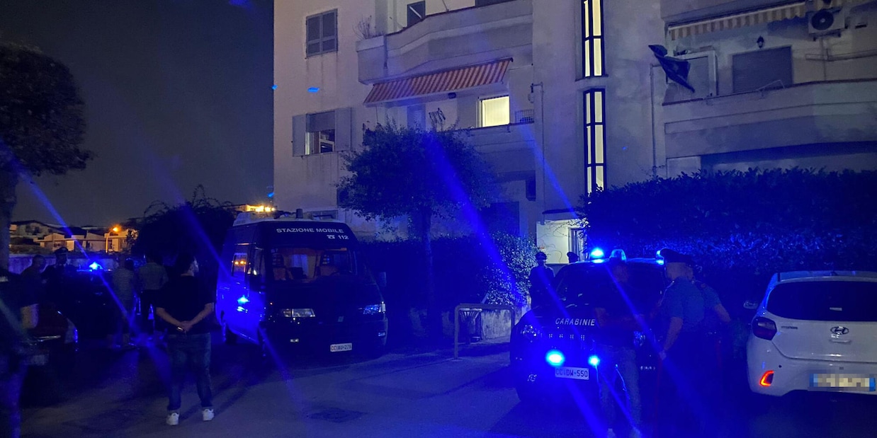 
            
            Diciottenne accoltellato alla schiena durante la movida genovese
          