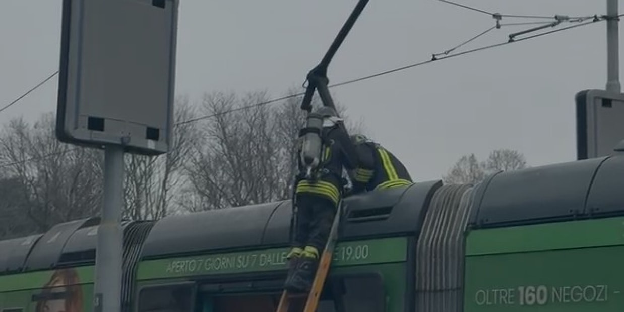 
            
            Principio d'incendio sul tram 27 a Milano
          