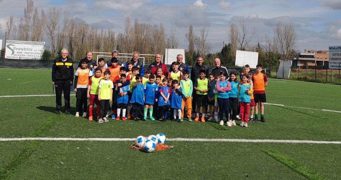 Nasce la scuola calcio per bambini con famiglie in difficoltà: l'idea dell'ex Lazio Miele