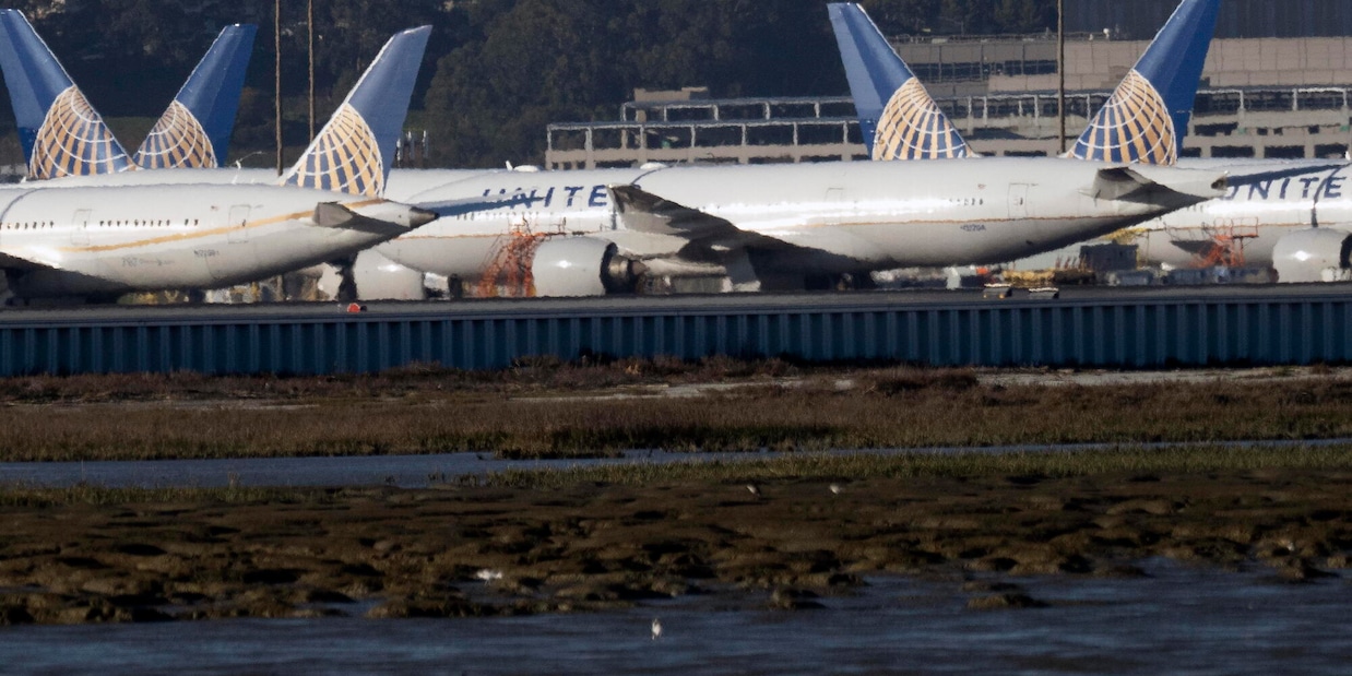 
            
            United Airlines taglia voli, 'carburante schizzato per la guerra all'Iran'
          
