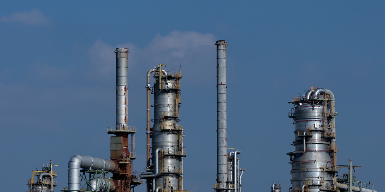 
            
            Il petrolio risale, Brent di nuovo sopra i 100 dollari al barile
          