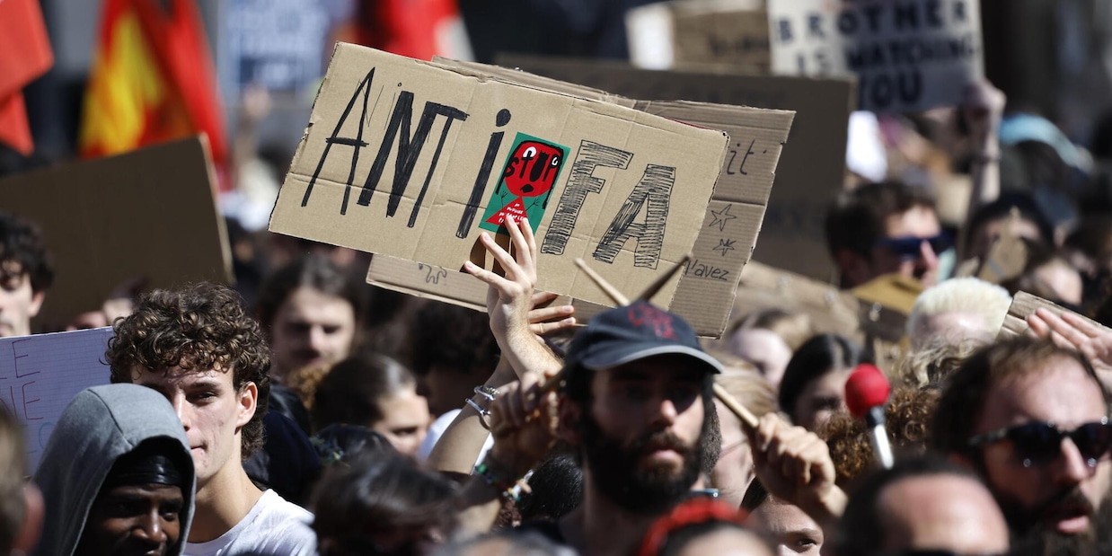 
            
            Zoffili, dalla Lega una legge per dichiarare terroristi gli Antifa e gli anarchici
          