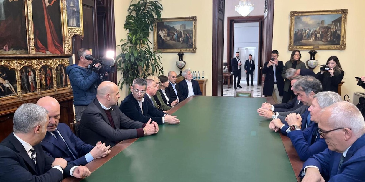 
            
            Calcio: accelerazione per nuovo stadio Cagliari, all'Uefa garanzie sui tempi
          