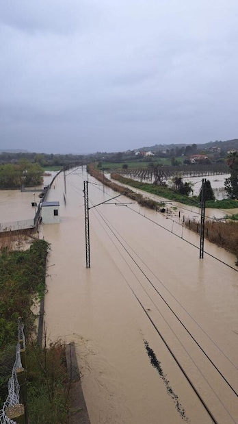 
            
            Esonda l'Osento, interrotta tratta ferroviaria Adriatica
          