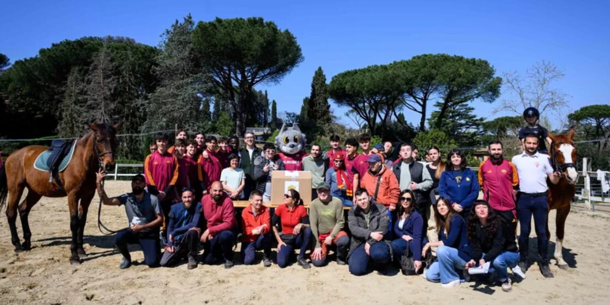 La Roma con Dybala e Gasperini per i desideri dei bambini: abbracci e sorrisi tra Make a Wish e il World Autims Awarness Day