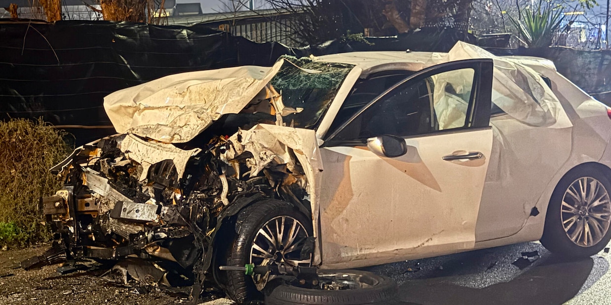 
            
            Scontro fra due auto a Roma, morti una donna e un ragazzo di 16 anni
          