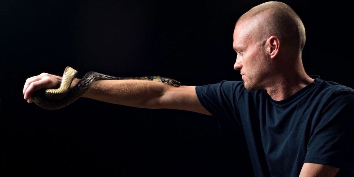 Si è lasciato mordere da serpenti velenosi per 20 anni e ora può salvare migliaia di vite