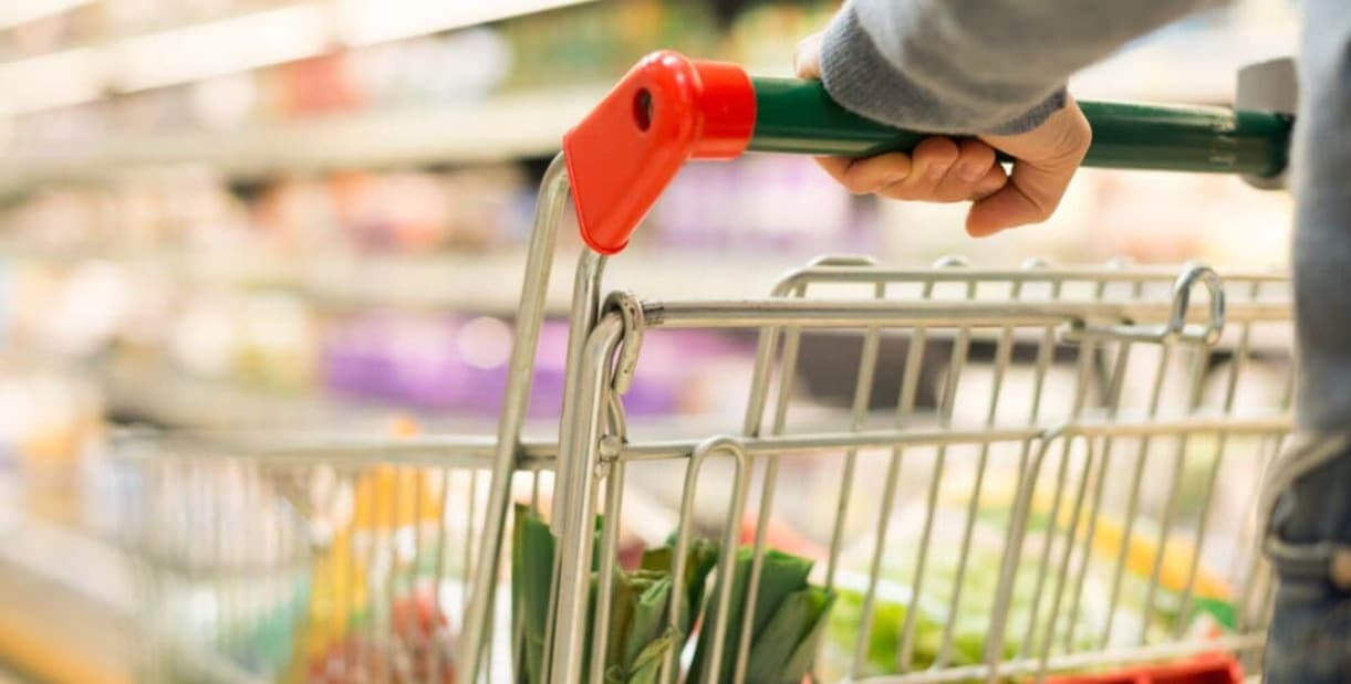 Come risparmiare al supermercato, gli esperti sconsigliano la carta di credito
