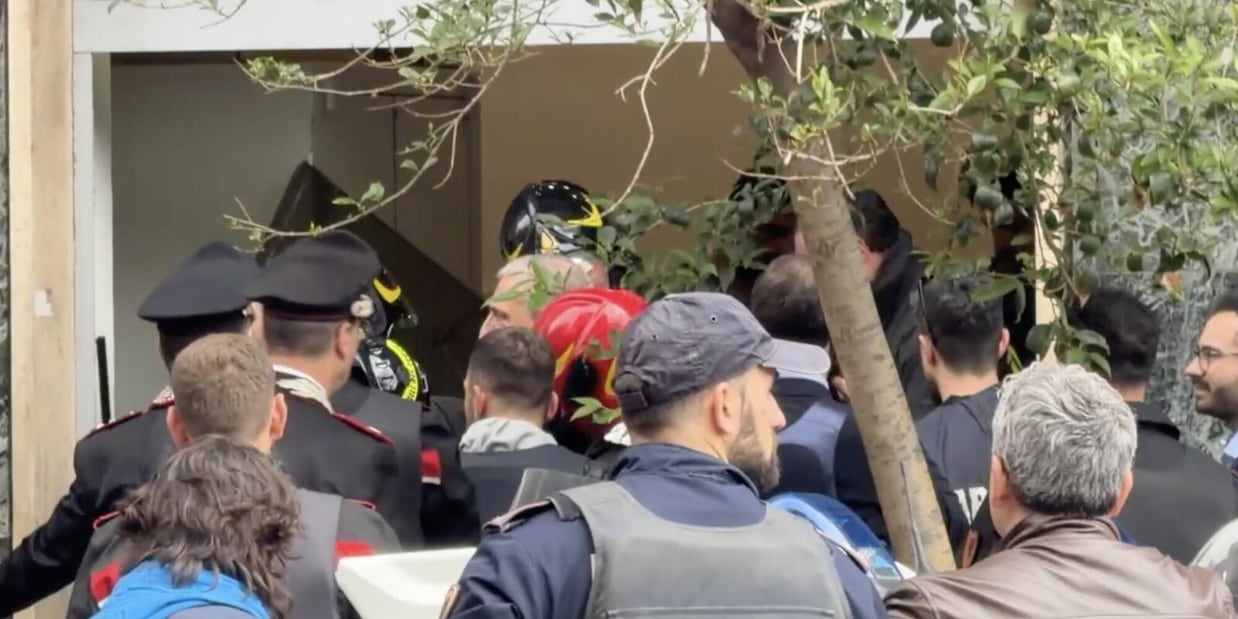 Panico a Napoli, rapina con ostaggi in una banca all'Arenella: i banditi mascherati con volti di Hollywood e fuga nelle fogne