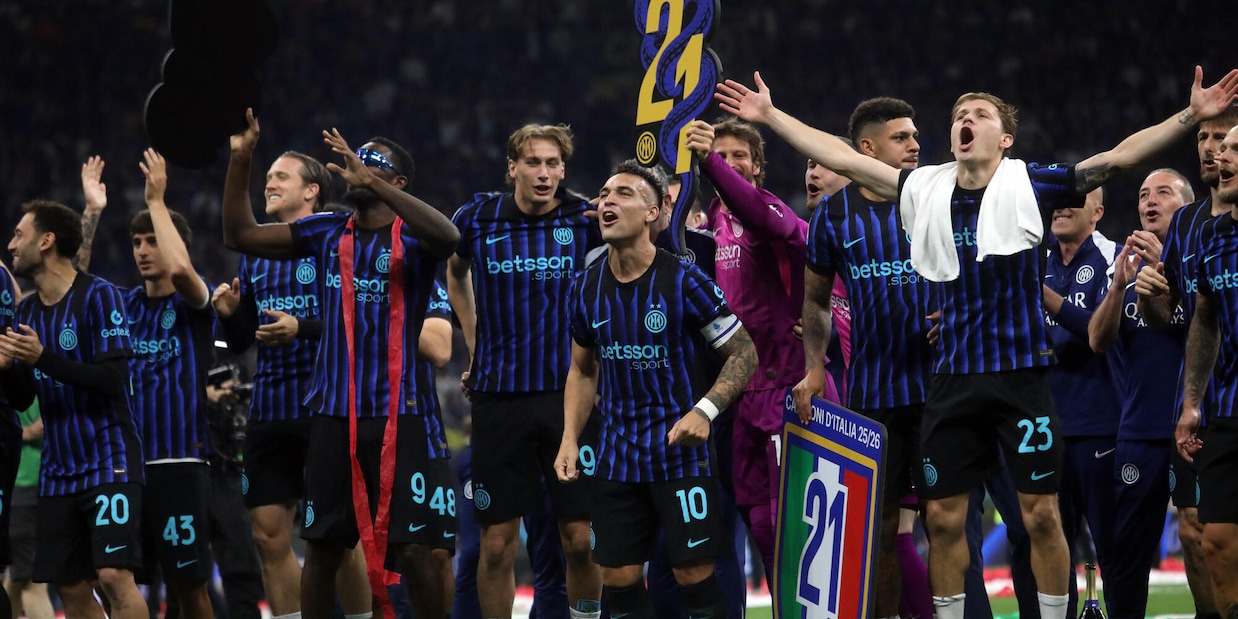 
            
            Scudetto Inter: giocatori al Duomo, in migliaia in festa tra cori e fuochi d'artificio
          