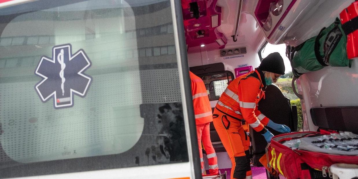 
            
            Auto pirata investe due ragazzi, muore 23enne
          