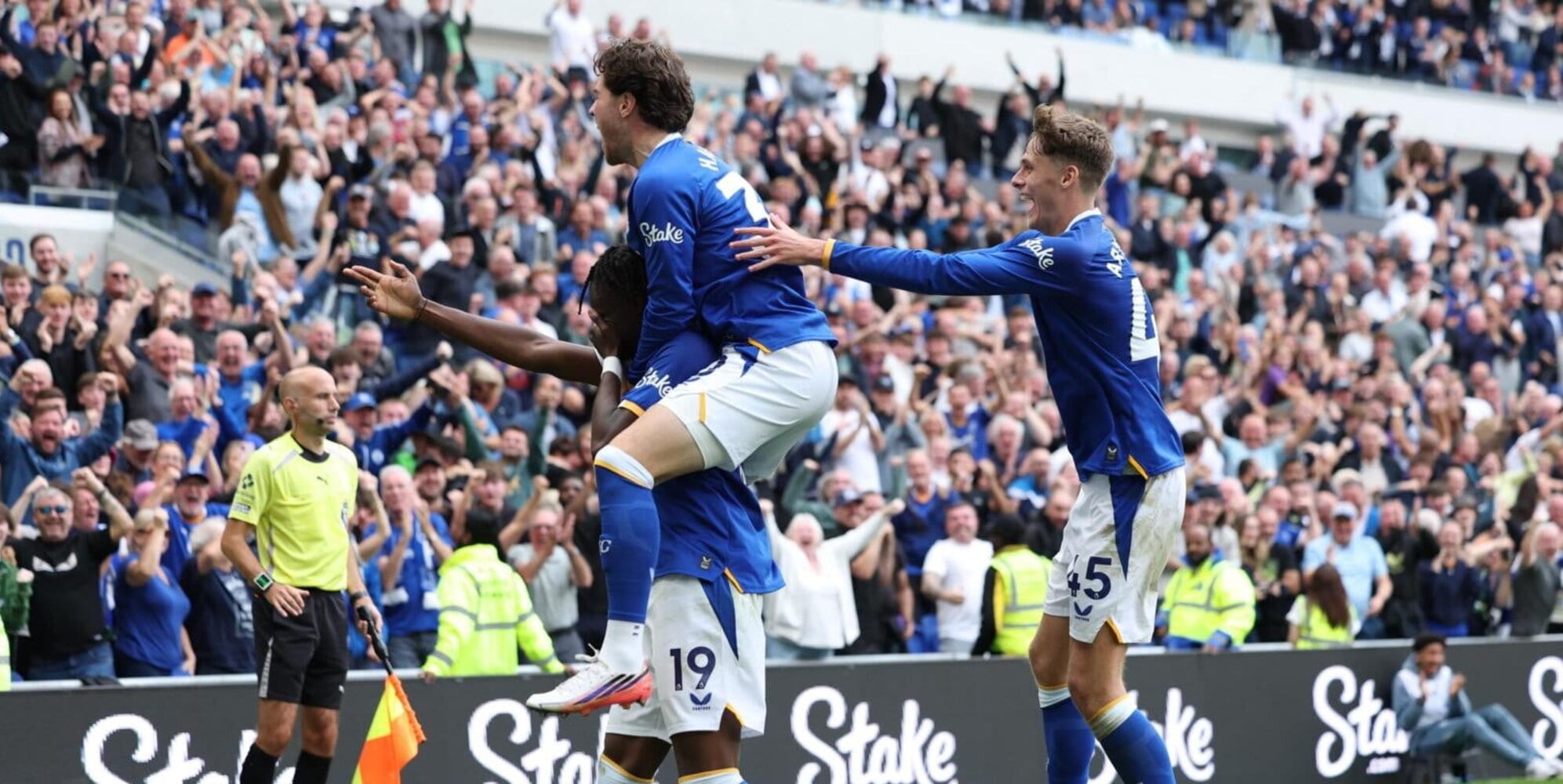 Premier League, Maitland-Niles pesca il jolly e l'Everton riacciuffa il Manchester United