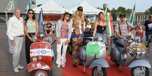"Cosa Vesperà degli Anni 80", grande successo per il raduno di Vespe d'epoca a Roma