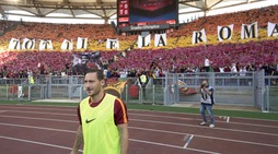 Totti si emoziona sotto la Curva Sud: la coreografia è da brividi