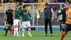 Mihajlovic, che grinta: litiga con Medel in Lecce-Bologna