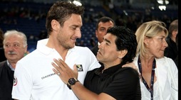 Totti e i campioni: da Maradona a Federer quanti applausi per il capitano della Roma