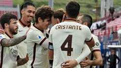 Show di Borja Mayoral e rigore di Mkhitaryan: tris Roma a Crotone