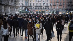 Coronavirus, ultimo giorno in arancione: shopping e folla in centro a Milano