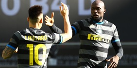 Lukaku è devastante! Tris dell'Inter al Genoa e parte la fuga