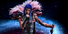 Achille Lauro a Sanremo, lacrime di sangue e piume rosa