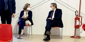 Draghi si vaccina con la moglie nell'hub di Termini a Roma