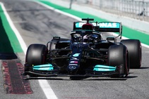 GP Spagna, Hamilton fa la pole 100. La Ferrari di Leclerc al quarto posto