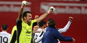 Buffon lanciato in aria dai compagni dopo la vittoria della Juve