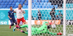 Szczesny, sfortunato autogol in Polonia-Slovacchia