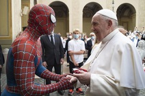 C'è anche Spiderman da Papa Francesco: la "strana" udienza in Vaticano
