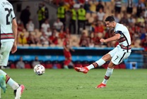 Wright, che accuse a Ronaldo: “Segna una punizione su 50”