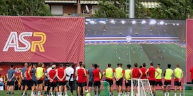 Roma, primo allenamento di Mourinho. A Trigoria spunta il maxischermo
