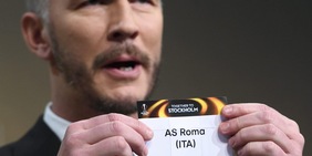 Europa League, le immagini del sorteggio: la Roma pesca il Lione
