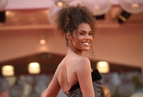Tina Kunakey sfila a Venezia sul red carpet