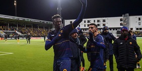 La Roma chiede scusa ai tifosi, Abraham porta la squadra sotto la curva