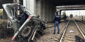 Parma, pulmino sui binari viene travolto dal treno