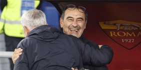 Mourinho e Sarri, risate e battute prima del derby