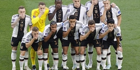 La protesta della Germania prima del calcio d'inizio contro il Giappone