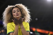 La tifosa del Brasile manda baci a tutti: show sugli spalti